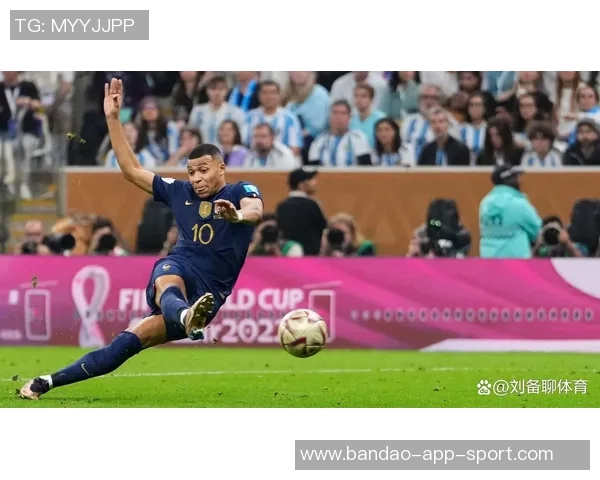 姆巴佩对阵巴萨表现惊艳9场比赛打入12球两度上演帽子戏法