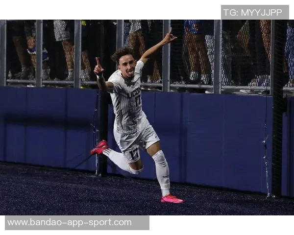 康涅狄格大学球员脚踩哈士奇PE球鞋引发媒体热议